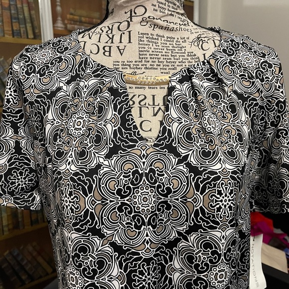 Notations Black and White Floral Blouse - Picture 2 of 3